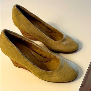Aerosoles wedge pump muted lime fabric material